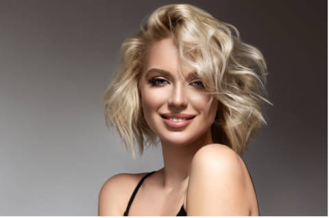 Coiffure blonde ondulée