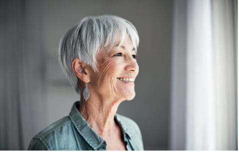 Femme aux cheveux blancs