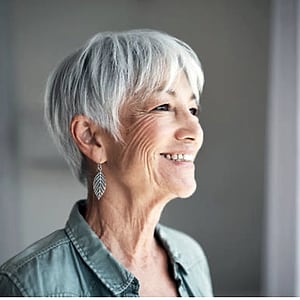 Femme souriante aux cheveux blancs