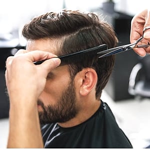 Coupe homme aux ciseaux et au peigne