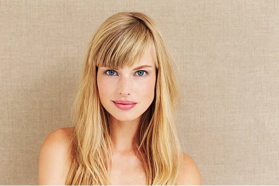 Cheveux blonds avec frange