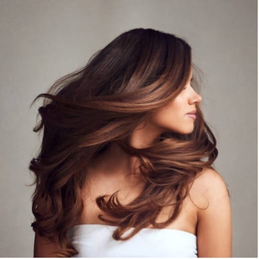 Cheveux bruns ondulés