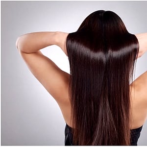 Longs cheveux bruns brillants après un soin